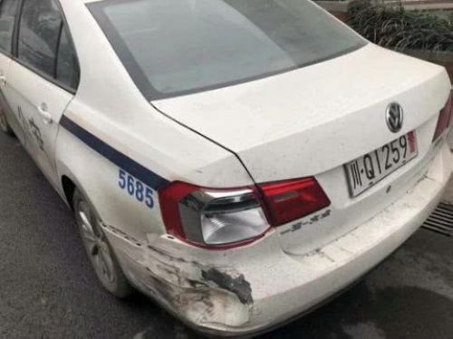 宜宾一男子酒驾 冲卡撞警车拖拽警员被刑拘(图2) 宜宾一男子酒驾 冲卡撞警车拖拽警员被刑拘(图2)