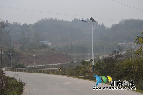 泸县太伏镇青桥村：安装太阳能路灯，照亮村民回家路