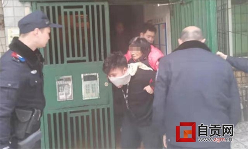 煮肉引发火灾? 自贡民警救出两名被困群众(图1) 煮肉引发火灾? 自贡民警救出两名被困群众(图1)