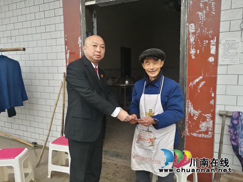 纳溪法院司法大拜年:年味渐浓,看八旬翁喜开颜(图1) 纳溪法院司法大拜年:年味渐浓,看八旬翁喜开颜(图1)