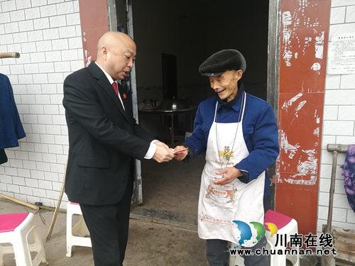 纳溪法院司法大拜年:年味渐浓,看八旬翁喜开颜(图2) 纳溪法院司法大拜年:年味渐浓,看八旬翁喜开颜(图2)