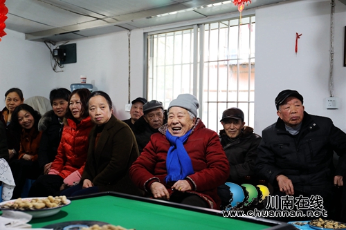 龙马潭:小区年终总结会开出和谐自治新花样(图8) 龙马潭:小区年终总结会开出和谐自治新花样(图8)