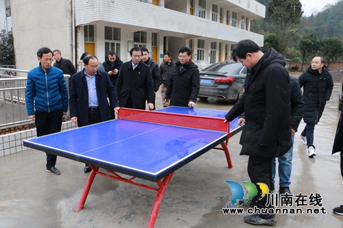 泸州高新区组织赴苗乡关心慰问脱贫攻坚干部(图2)