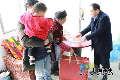 泸州高新区组织赴苗乡关心慰问脱贫攻坚干部(图5)