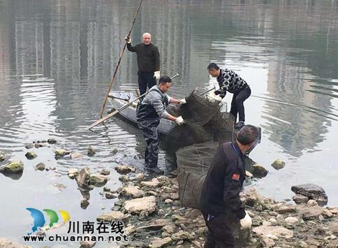 龙马潭区小市街道开展渔网清理整治工作