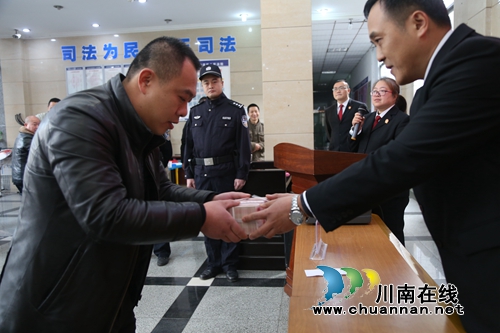 纳溪法院集中兑付案款&nbsp;让民工不再有“薪”事(图10)