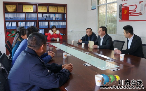 泸县县委常委、政法委书记李盛春到立石镇开展春节前走访慰问活动(图2)