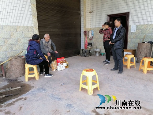 合江县法王寺镇金鸭子村走访慰问困难党员(图2)