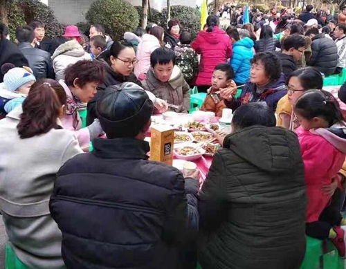 自贡：小区摆起坝坝宴&nbsp;背后的故事很暖心(图1)