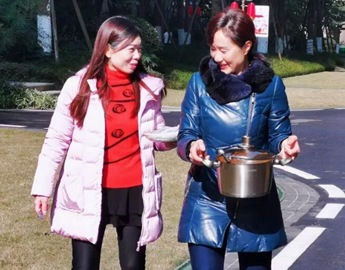 佳乐世纪·城绿韵“百家宴”:让大家吃出真感情(图4) 佳乐世纪·城绿韵“百家宴”:让大家吃出真感情(图4)