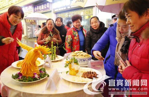 游客尝遍美食嗨翻天&nbsp;宜宾筠连致力发展夜间经济(图1)