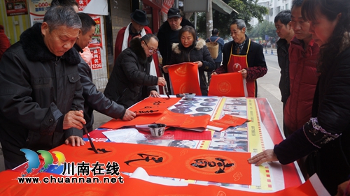 泸县立石镇开展“迎新春&nbsp;送春联”文化下乡活动(图1)