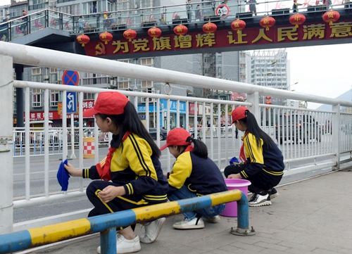 泸州：全市广大师生以多种形式开展学雷锋活动(图1)