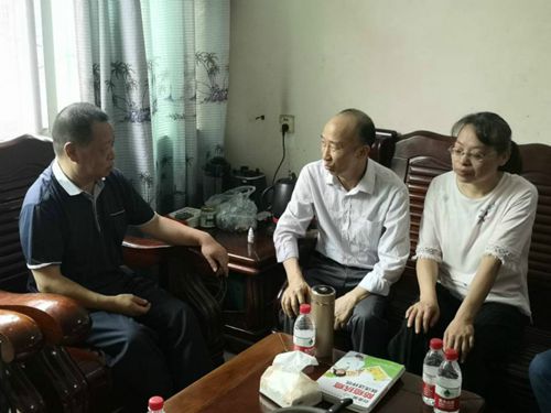 泸州市领导走访慰问优秀教师和困难教师代表(图4)