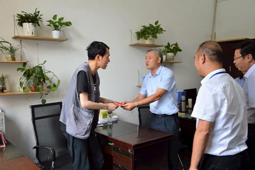 泸州市领导走访慰问优秀教师和困难教师代表(图1)