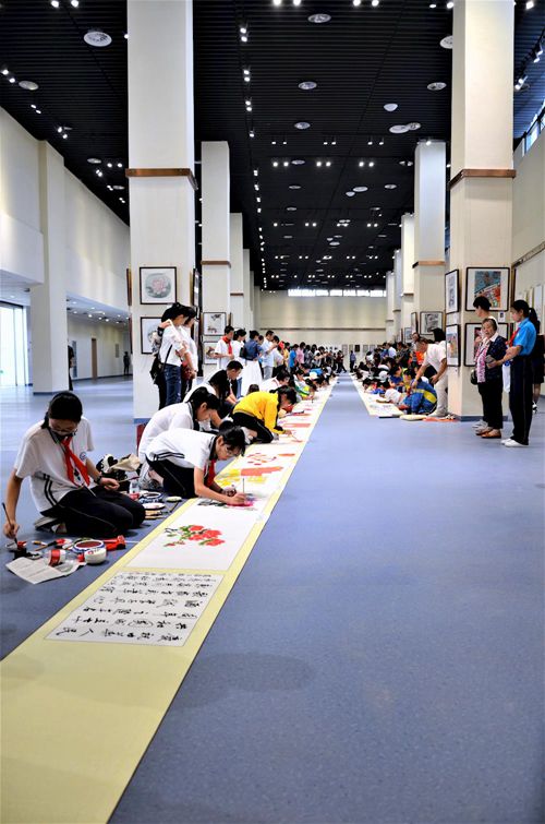 泸州市第四届中小学生书法绘画作品展开幕(图4) 泸州市第四届中小学生书法绘画作品展开幕(图4)