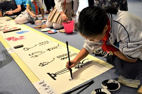 泸州市第四届中小学生书法绘画作品展开幕(图3) 泸州市第四届中小学生书法绘画作品展开幕(图3)