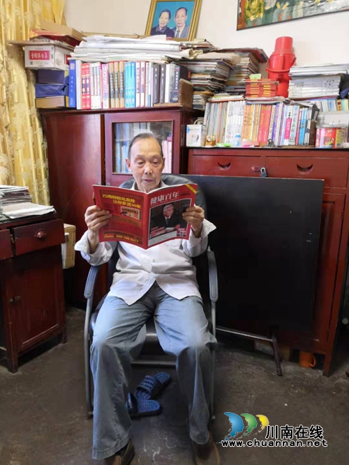 原古蔺县商校首任校长曾勋：知足常乐 学无止境(图1)