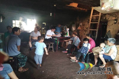 胡运华：丹心铸忠诚 情满扶贫路(图2)