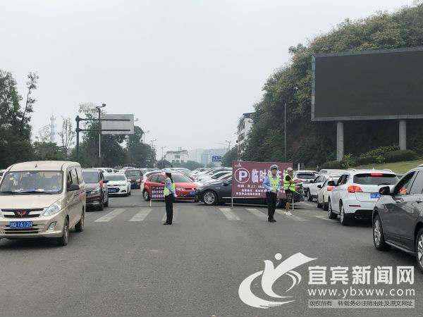 节假日期间临时停车场停满了车 交管四大队供图