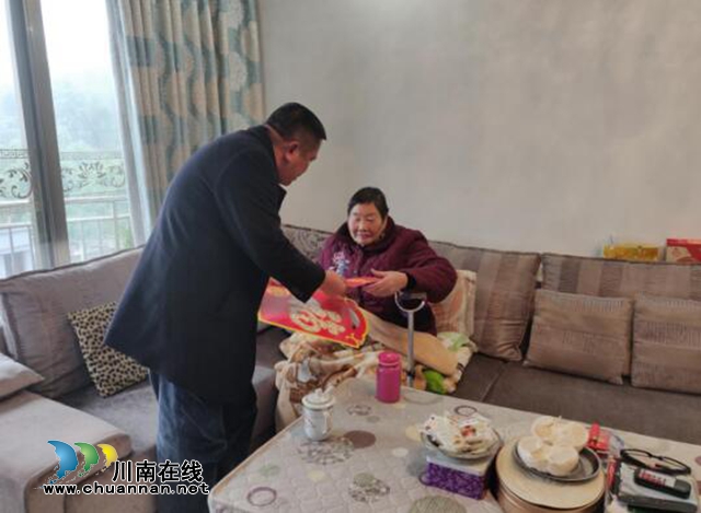 合江县总工会节前慰问劳模(图2)