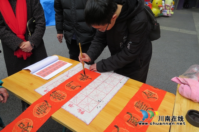 龙马潭区小市街道开展“金鼠贺岁赠春联”活动(图2)