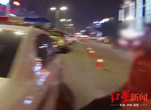 自贡：男子酒驾被查 同行朋友辱骂交警脚踹警车，被刑拘！(图1)