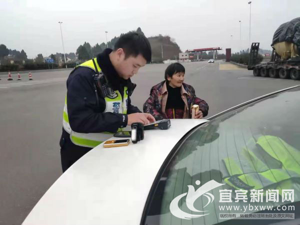 六旬老人迷路独自走上高速公路 民警为其寻找家人