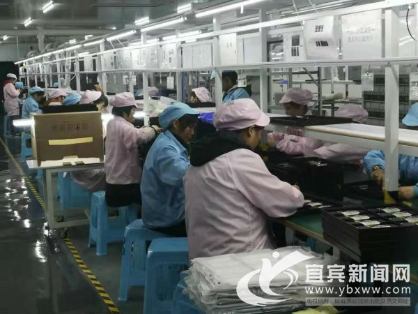 2019年宜宾市实现外贸进出口总值141.1亿元(图2) 宜宾泽平智能电子设备公司生产车间一角。(宜宾新闻网 赵雪松 摄)