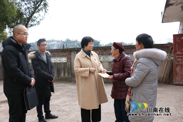 陈佳到泸县潮河镇开展“送温暖”活动并督导脱贫攻坚与河长制工作(图4)
