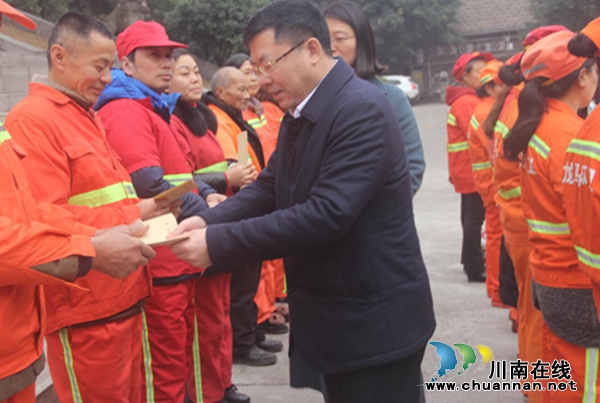 龙马潭区区委书记刘光明春节前慰问环卫工人