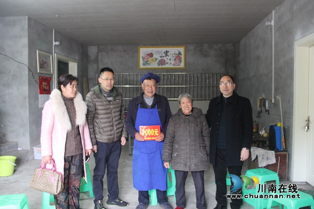 泸县卫生健康局到云龙镇走访慰问失独家庭及云龙卫生院援彝干部(图1)