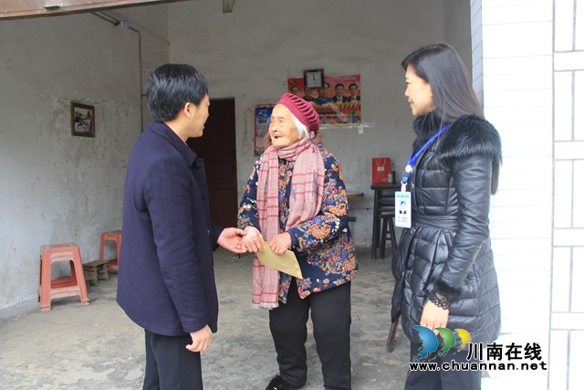 泸县副县长朱大清到云龙镇慰问困难党员(图2)