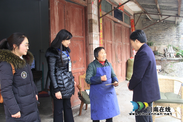 泸县副县长朱大清到云龙镇慰问困难党员(图1)