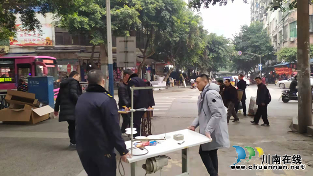 龙马潭区小市街道三举措确保回龙湾商圈春节期间安全(图1)