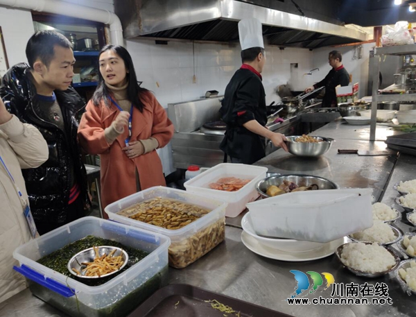 江阳区茜草街道桂圆林社区开展节前检查，守护节日平安(图1)