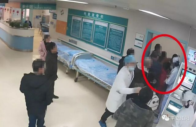 泸州女子扰乱医疗秩序被拘 警方态度:依法打击!(图2) 泸州女子扰乱医疗秩序被拘 警方态度:依法打击!(图2)