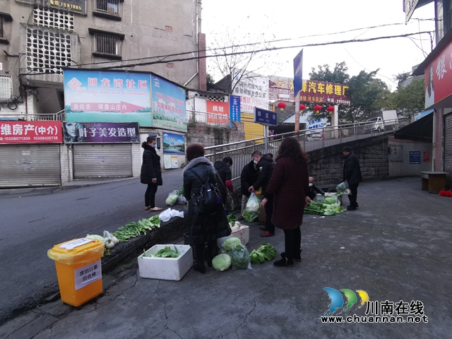 龙马潭区小市街道设废弃口罩专用垃圾桶(图1)