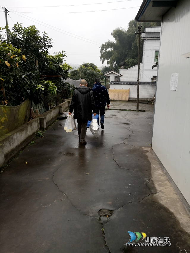 “在家待好,有事找我”特兴街道走马村为隔离群众做好生活保障(图1) “在家待好,有事找我”特兴街道走马村为隔离群众做好生活保障(图1)