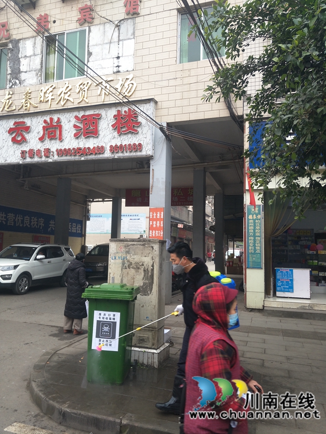 泸县云龙镇积极设置废弃口罩专用收集桶(图1)