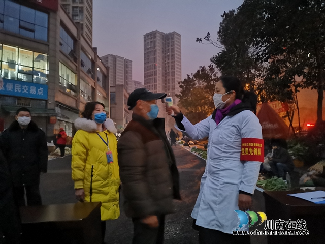 江阳区茜草街道匠心社区：党群齐心共监管 临时菜场换新颜(图1)