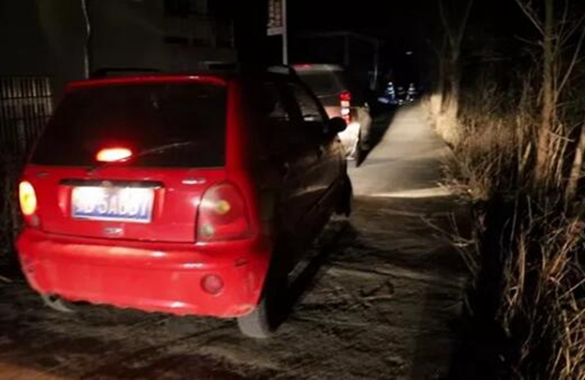 前来救火的消防车，被防疫“封路”堵在了村口