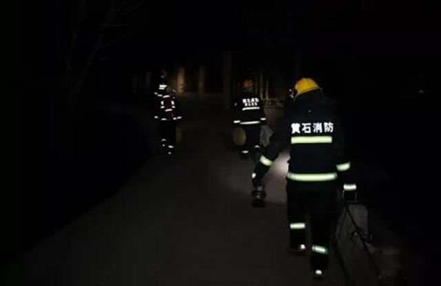 前来救火的消防车,被防疫“封路”堵在了村口(图2) 前来救火的消防车,被防疫“封路”堵在了村口(图2)