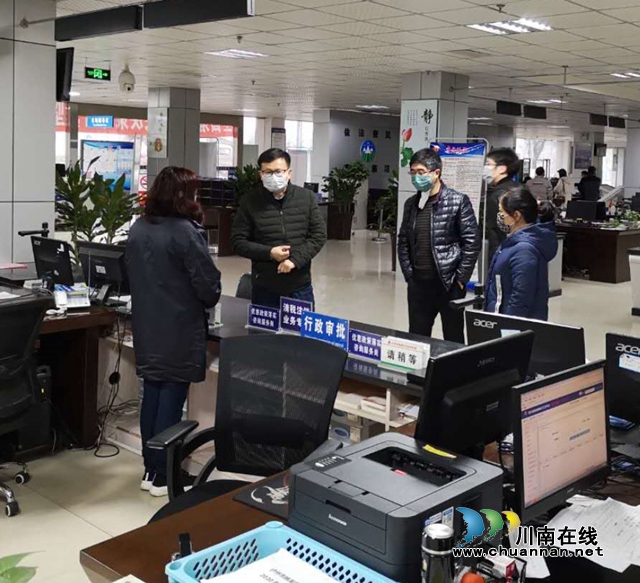 纳溪区副区长邓小军赴区政务服务大厅实地督导新型冠状病毒感染的肺炎疫情防控工作