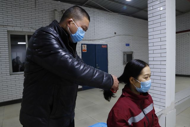 【西南医大中医院战役·一线】​她狠心“抛下”双胞胎女儿，短发赴战！