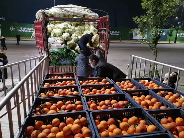 穿越夜色，驰援湖北！资中联手“新发地”捐赠50吨果蔬连夜启程赴襄阳(图3)