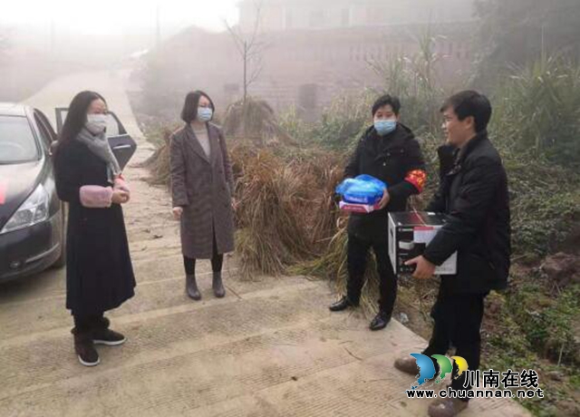 宜宾南溪区长兴镇：学习用品送到家 学生停课不停学