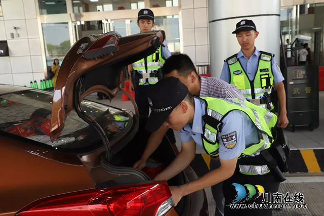 结缘军运会：学警向武汉警察师傅送祝福(图2)