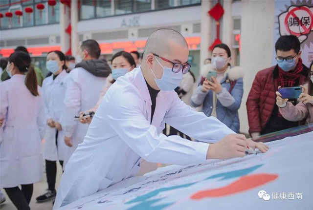 西南医大附院第三批援助湖北医疗队20人出发 随队携带ECMO(图4) 【西南医大附院·出征】集结号再次吹响 他们着“重装”来了!(图4)