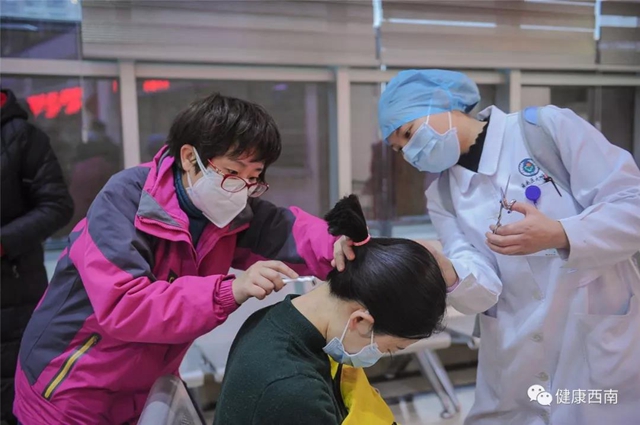 西南医大附院第三批援助湖北医疗队20人出发 随队携带ECMO(图22) 【西南医大附院·出征】集结号再次吹响 他们着“重装”来了!(图22)